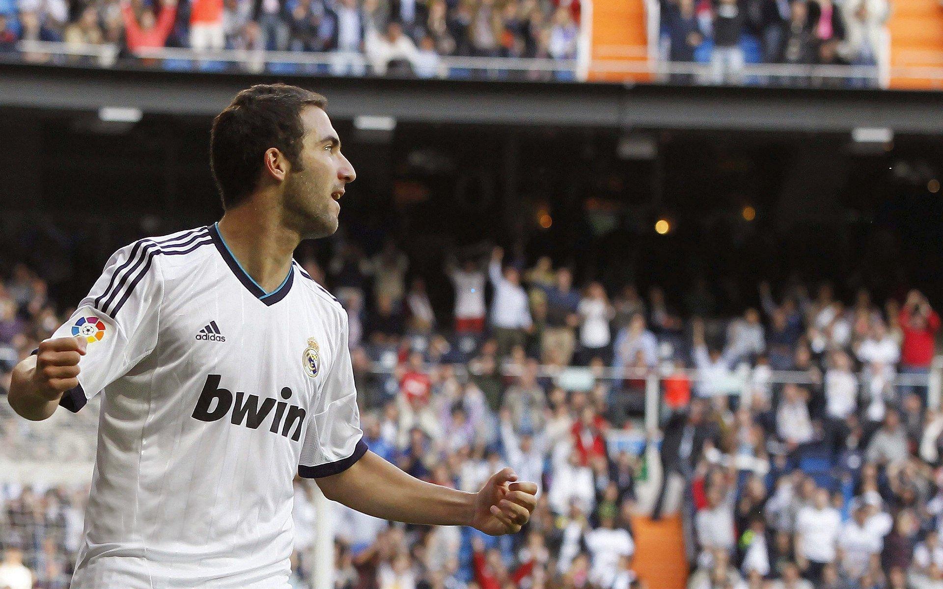 足彩网-世纪对决，C罗以20球领跑对阵巴萨进球榜，姆巴佩12球跻身前三彰显新星崛起