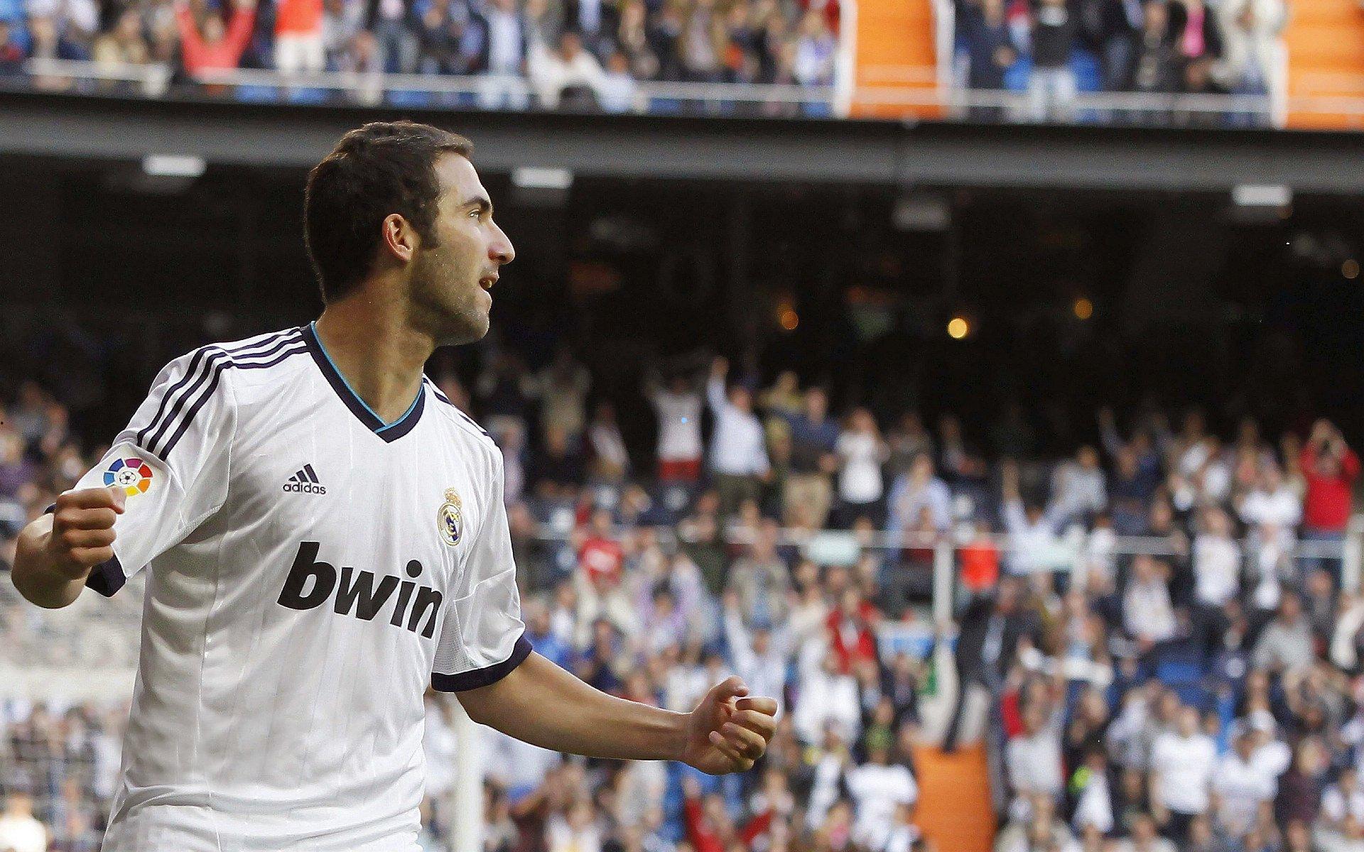 中国竞彩网：山东泰山新外籍助教在球迷面前正式亮相