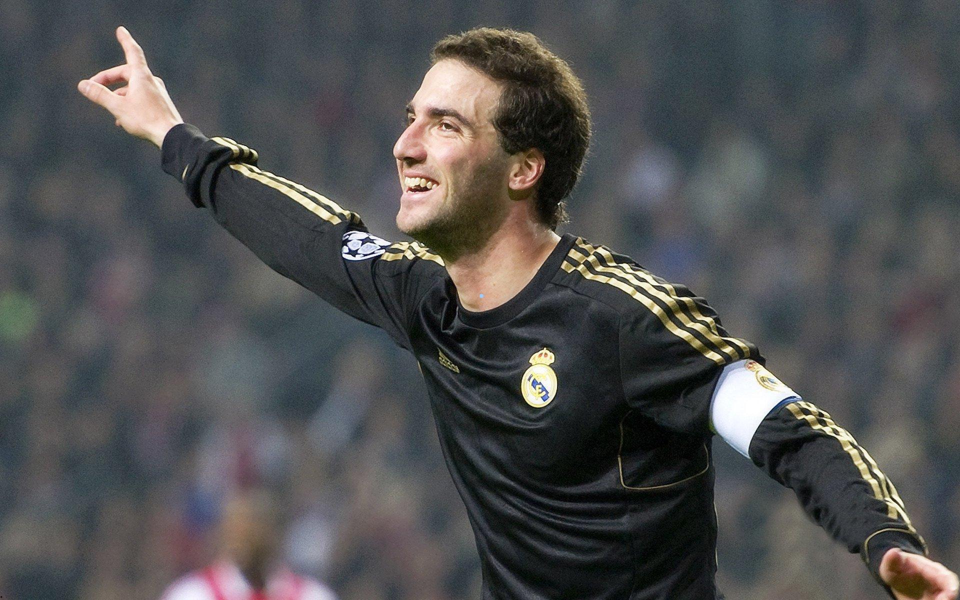 历史性突破,詹姆斯40岁后场均24.2分登顶得分榜,乔丹22.4分铸就传奇次席