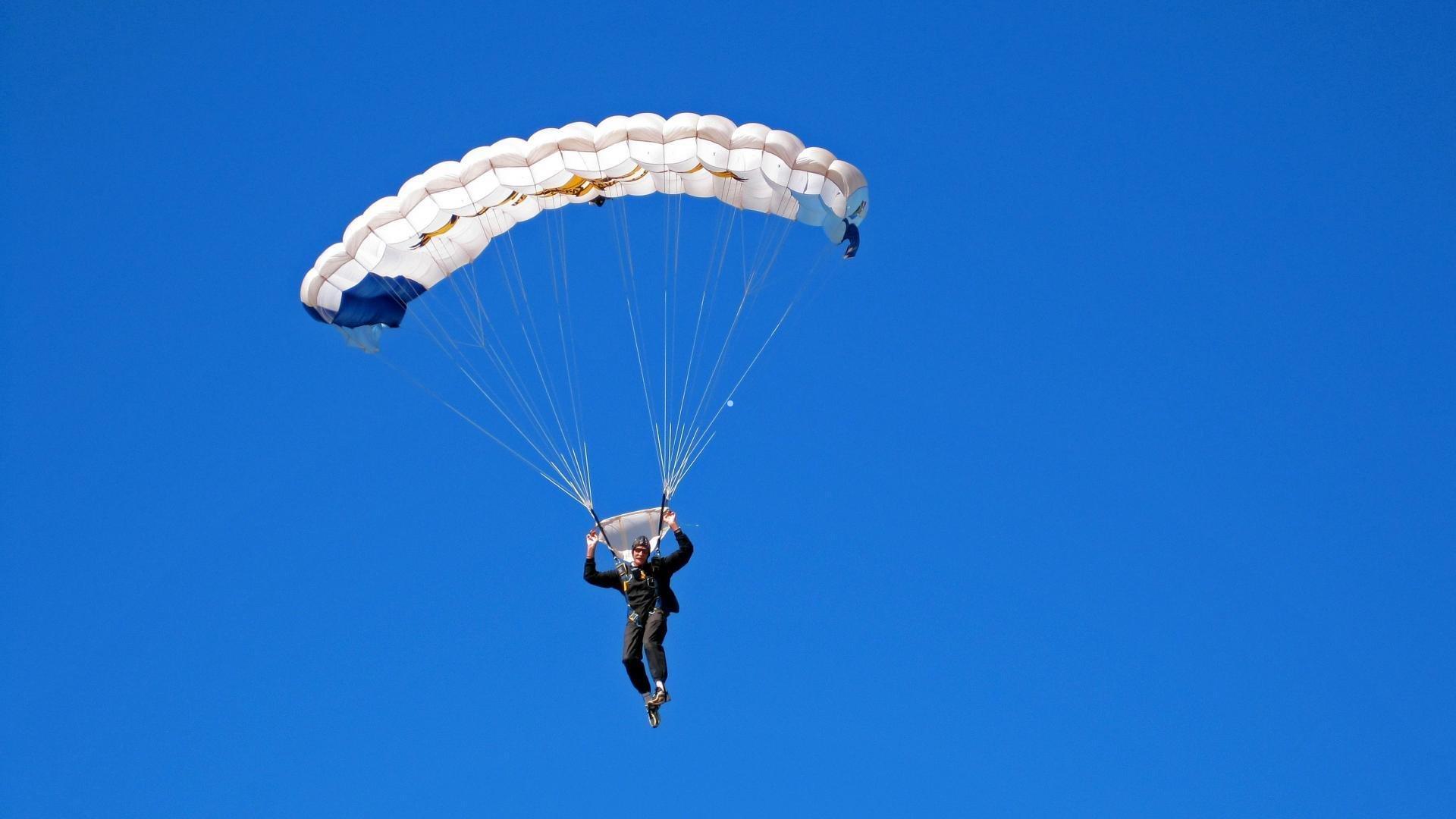 八角笼的狭路相逢,梅尼菲尔德与奥马尔·赛的轻重级关键战役